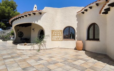 Fantastic villa with large plot, offering privacy and sea views.